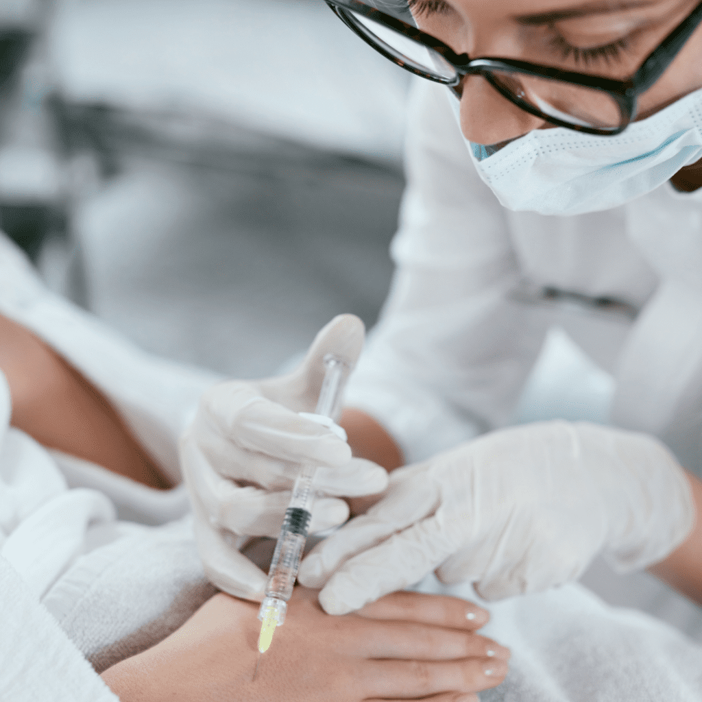 alt="Mezoterapia igłowa we Wrocławiu – zabieg w Klinice Illustre, indywidualny dobór preparatu i naturalne efekty"