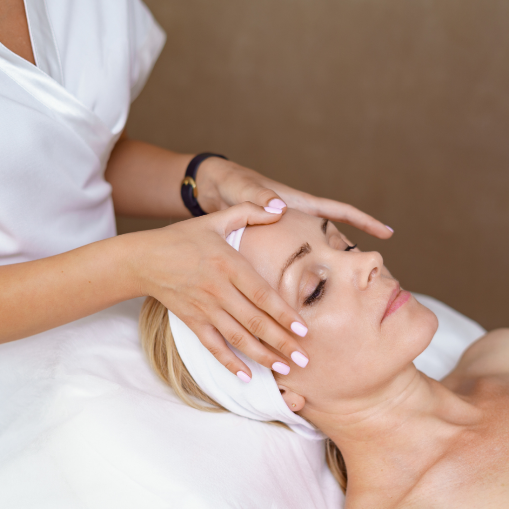 Skóra w premenopauzie i menopauzie – co się zmienia i dlaczego?